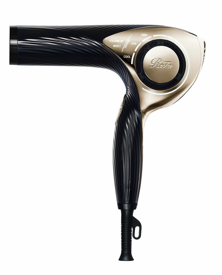 細目のグリップも握りやすく設計されている。