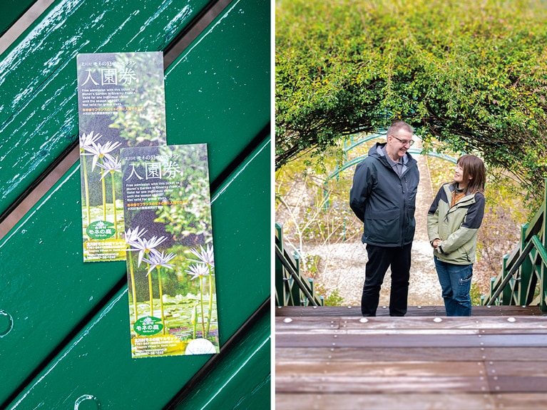 左：「北川村『モネの庭』マルモッタン」の入園券の半券は、ジヴェルニーの「モネの庭」の入園券としても使用できる。 右：北川村の庭園管理責任者、町田結香さん（右）とジヴェルニーの庭園管理責任者、ジャン=マリー・アヴィサールさん。庭造りの話は尽きることはない。