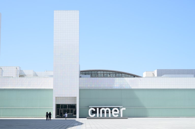 宿泊した「ART PARADISO（アートパラディソ）」から歩いて3分ほどにある「CIMER（シメール）」。白く輝く建物の中央にロゴが浮かぶエントランスは、写真映えも抜群。