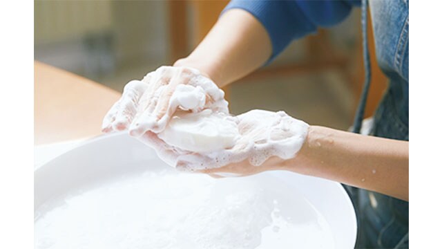 ①「ぬらした手で石けんを転がし、泡立てます。顔はぬらさない方がメイク落ちがよいです」