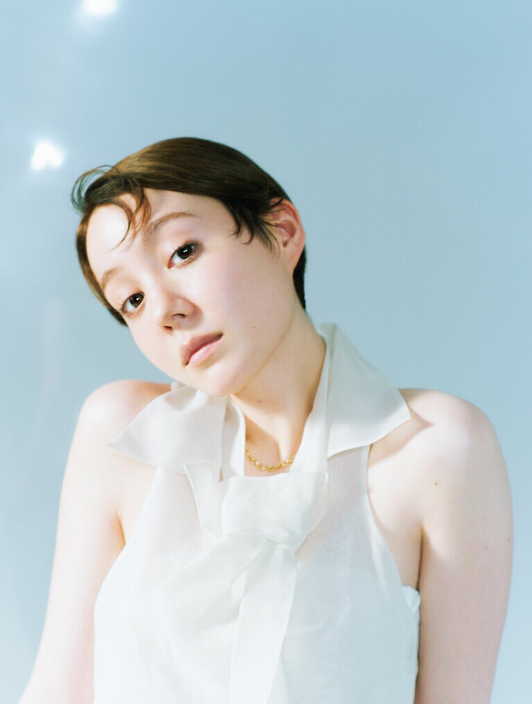 トリンドル玲奈さん。自然な立体感と抜け感が宿る軽やかで、色褪せないベースメイク。