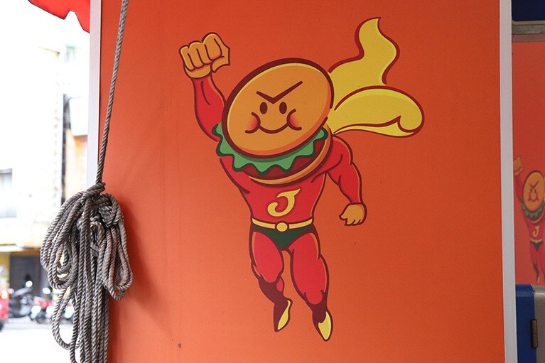 呷尚宝のキャラクター。日本でも大人気のあのキャラクターに似ている!?　顔はアンパンではなく、ハンバーガー。