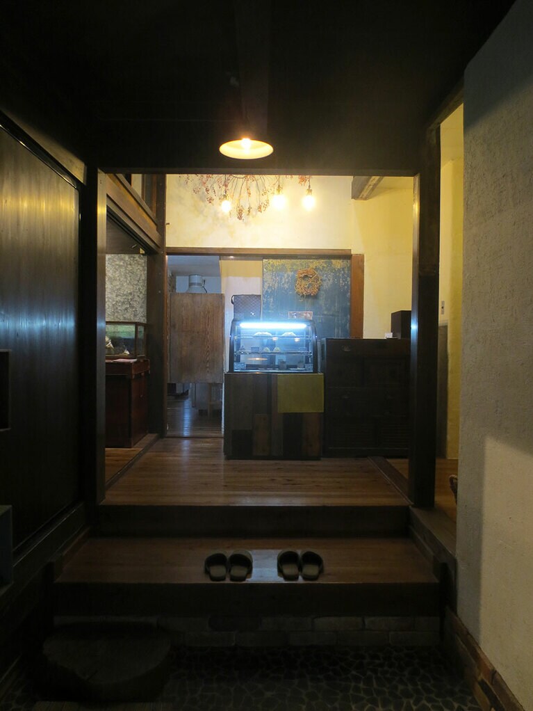 玄関で靴を脱いでお店に上がります。使い込まれた木材の艶が美しい。