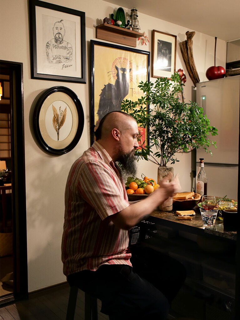 台所の作業台でくつろぐファビアンさん。「いちばん狭いのに、なぜか最も人が集まってきます」