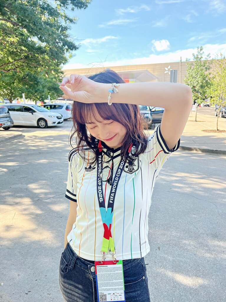 「可愛すぎる」「スタイル良すぎ」と話題になった影山優佳さんのアウェイユニフォーム姿（本人のInstagramより引用）