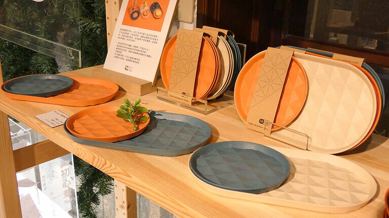 コーラルピンクとコーラルレッド、青緑色、アイボリーの4色で、大小2つのサイズがあります。RE-ING 菱格盤 大小2枚組で250元(色は自由に組み合わせ可)。