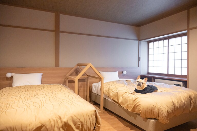 和モダンなツインベッドルーム。ふかふかのベッドはシモンズ製。