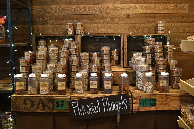 様々な種類のフレーバー・アーモンド。プレーンな生アーモンドはなかった！