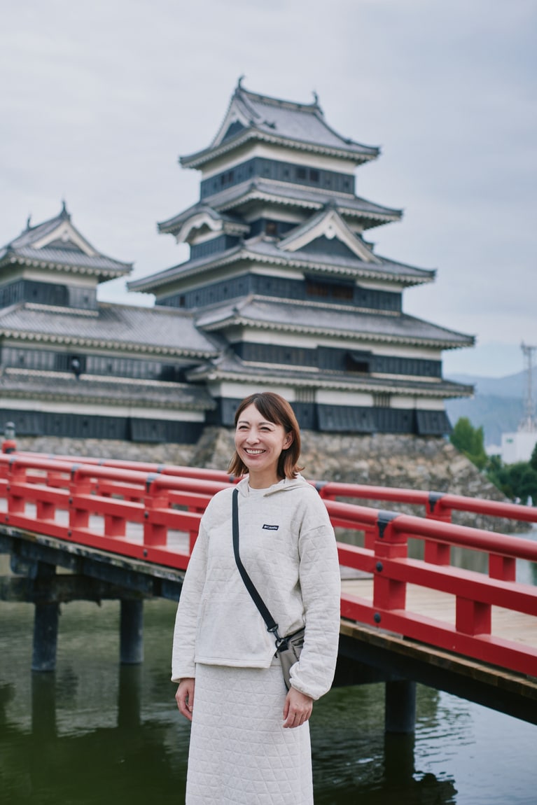国宝松本城を擁する松本市。「文化香るアルプスの城下町」と言われるように、文化と自然が融合する町だ。W アリソンバレー™スカート 11,000円、W アリソンバレー™フーテッドプルオーバー 11,000円、グレート スモーキー ガーデン™ショルダー 5,280円。全て コロンビア／コロンビアスポーツウェアジャパン