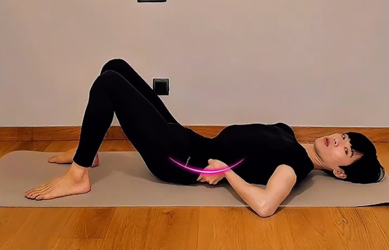 息を吐く時にお腹の筋肉が使われていることを、手の指でしっかり確認して。