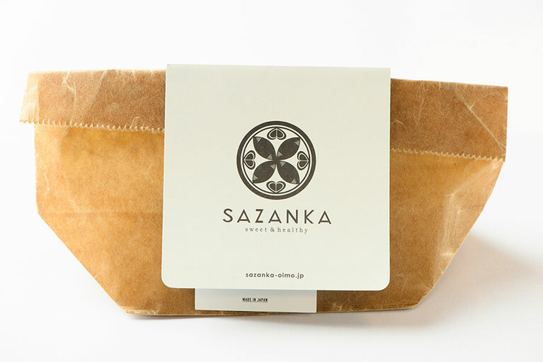 パッケージのロゴもかわいい。アツアツの焼きいもでも熱い思いをせず、持ちやすい。