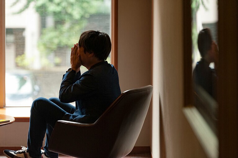 「実は東北大学も受かっていて、すごく良いところだったんですけど、どうも演劇をやってる学生がいなそうだったのと、大学周辺の環境が良すぎて二度と帰ってこないんじゃないかと思ったんで、行きませんでした(笑)」ともお話しされていました。