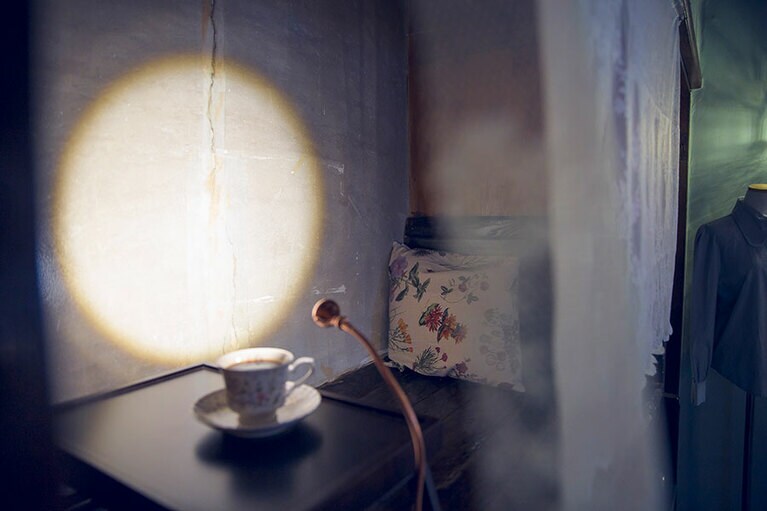 物置を半個室に見立てたスペース。随所に当時の日本の建築様式が。