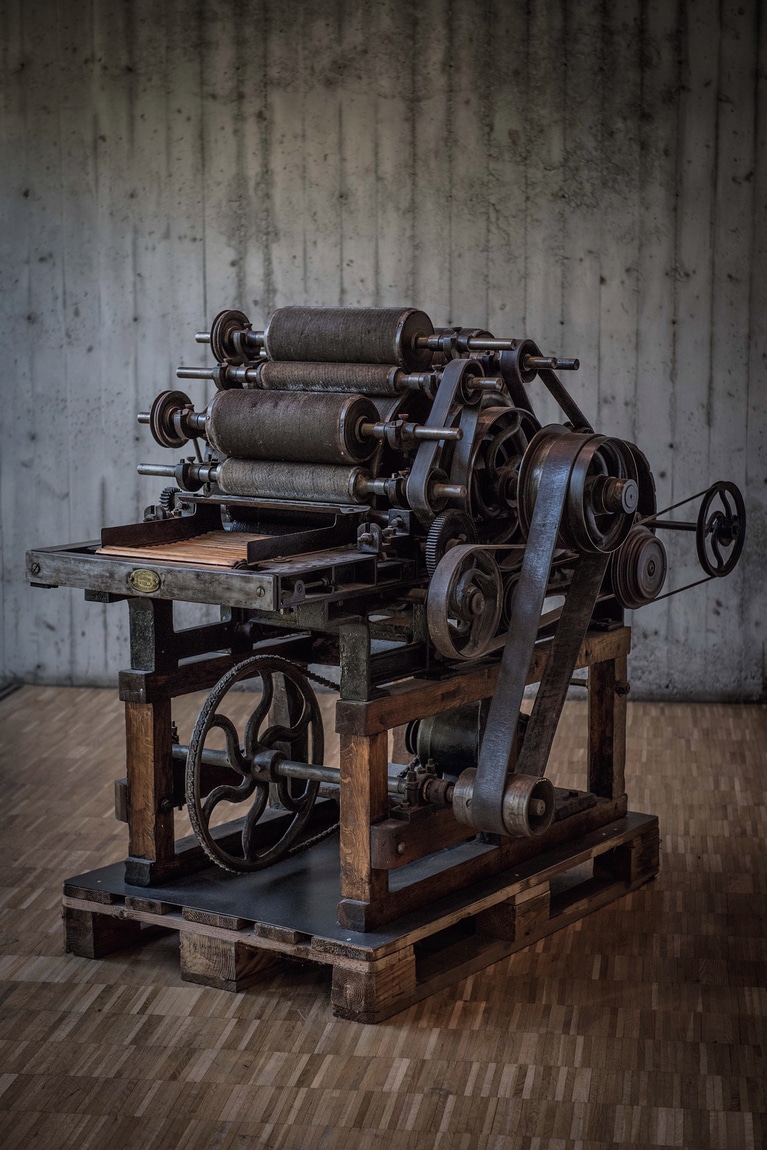 創業時に使用していたカーディング（繊維を整え、撚らない糸にする工程）のための機械。