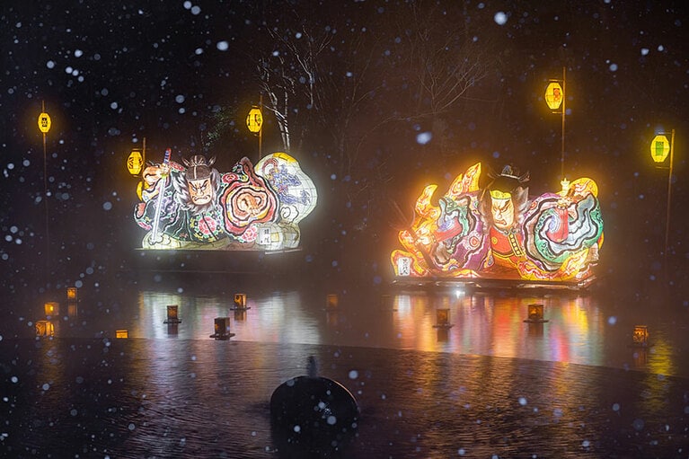 池に浮かぶねぶたは、知恵や開運をもたらすとされる毘沙門天(写真右)と、疫病除けや邪気除けの神として信仰される鍾馗(しょうき)の2台。いずれも、青森ねぶた祭で最優秀制作者賞の受賞歴があるねぶた師、竹浪比呂央氏が手がけたものだ。