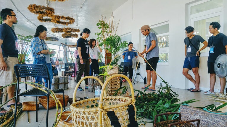 台湾東部のアーティストによる1泊2日の合宿型ワークショップ。今回は、先史時代のライフキャンプを体験しながら原始的な道具の作り方を学ぶというもの。やんばるの食材を使った特別なディナーも頂ける。