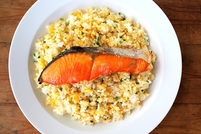 8月5日　焼き鮭のっけ卵チャーハン。