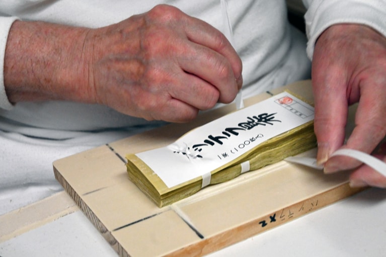 芯は規定のサイズに切りそろえて、バッテラ昆布に。