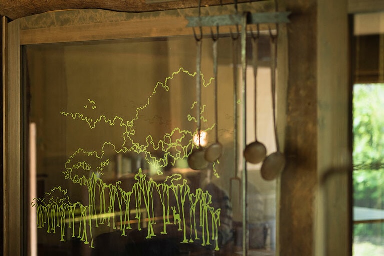 築170年の古民家、南向きの馬小屋を改装した店内。