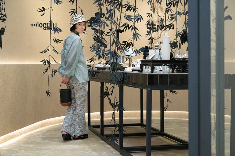 店の奥にはお土産コーナーも。お灸や薬草の入浴剤、のど飴のほか、デザイン性の高いファッションアイテム類も扱う。