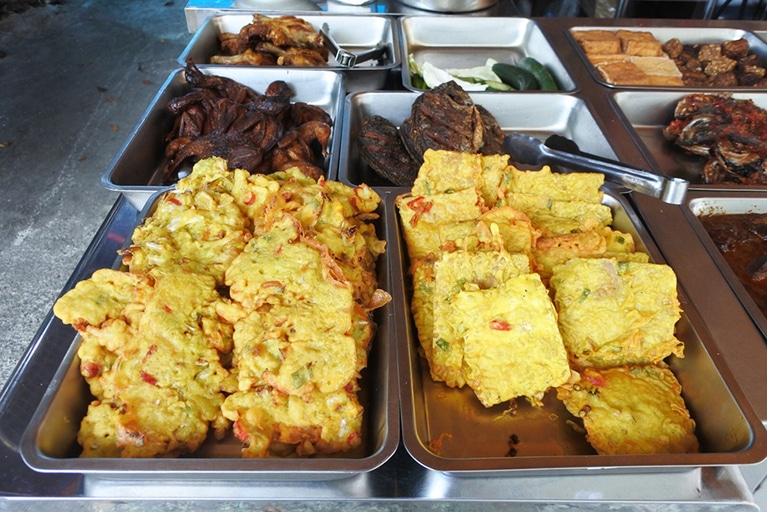 揚げ物やカレー、グリルチキンなど様々な料理が。