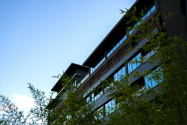 3,000メートル級の山々に囲まれた「温泉渓谷の楼閣」。