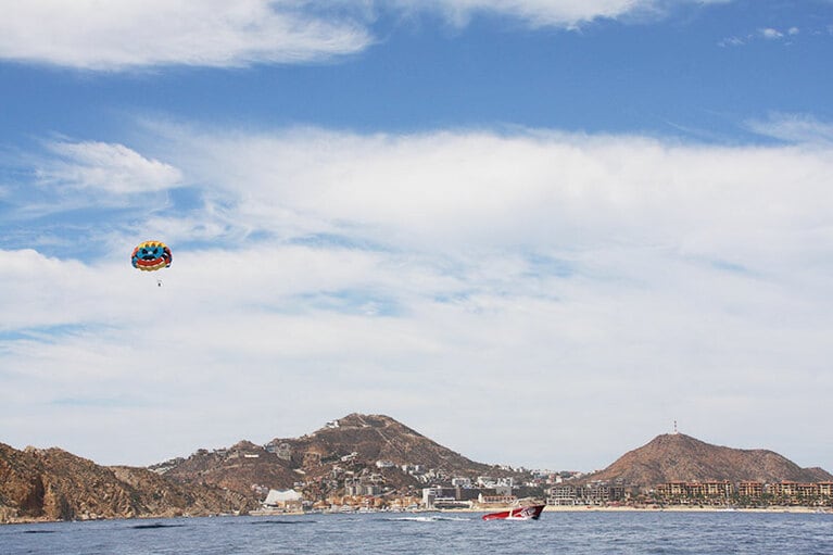 パラセーリングもぜひ試してみたいアクティビティのひとつ。