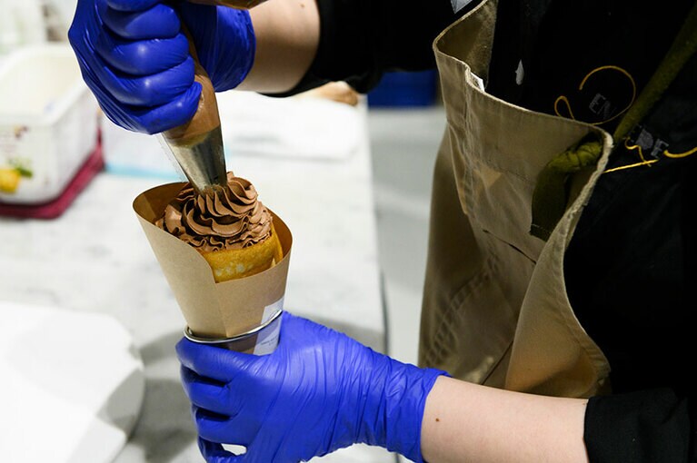 トップにはたっぷりのムース・ショコラを。