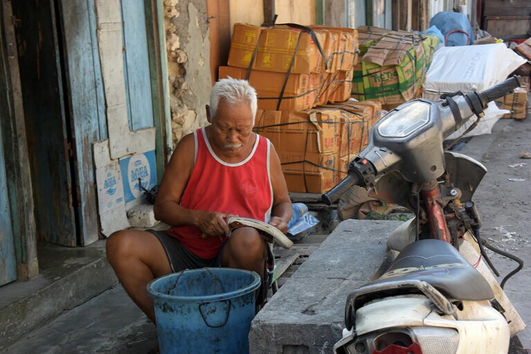 船着き場の近くの町で、靴を修理していたおじいさん。