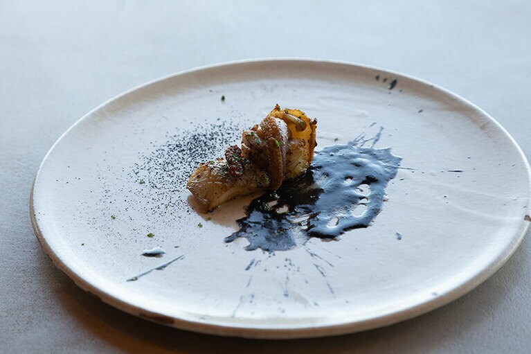 メインディッシュ「広島県産烏賊のソテー」。