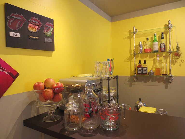 店内イメージ。カウンターでコーヒーを立ち飲みする常連客も。