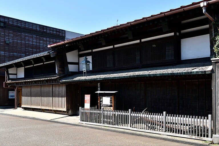 【北前船廻船問屋 森家】外観。