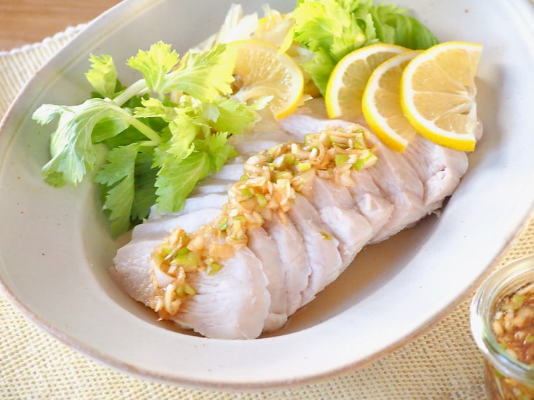 とっておいたセロリ、レモンを飾り、（5）のタレをかけて完成。