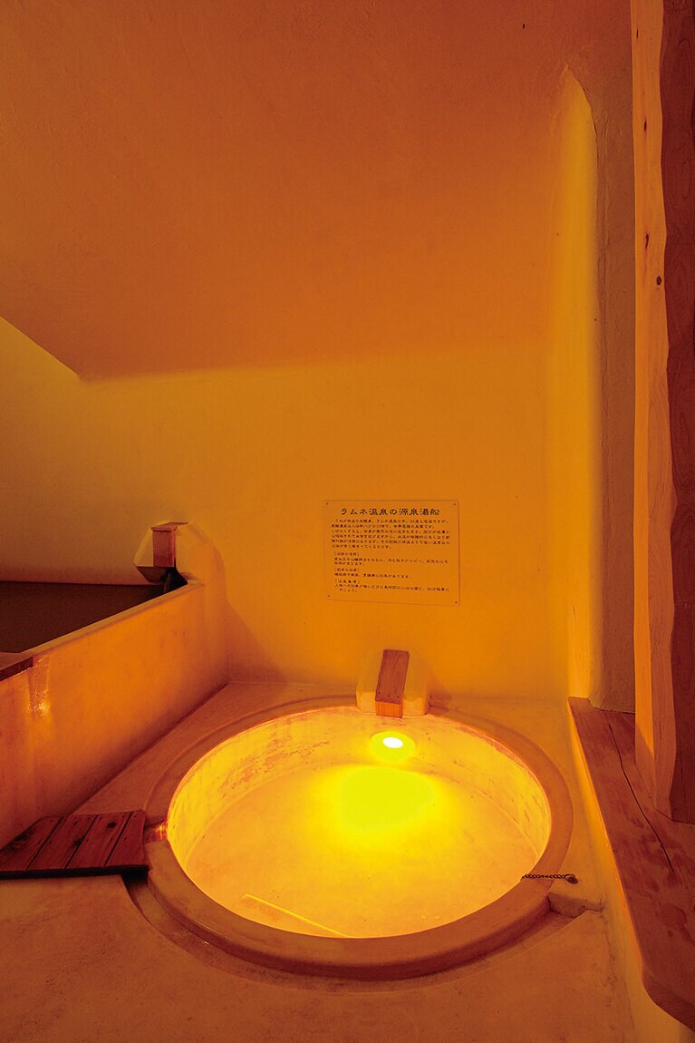 【長湯温泉 ラムネ温泉館】世界屈指の炭酸ガスを含有する外湯のラムネ温泉は泉温32度、にごり湯の内湯は42度と2種の源泉が楽しめる。