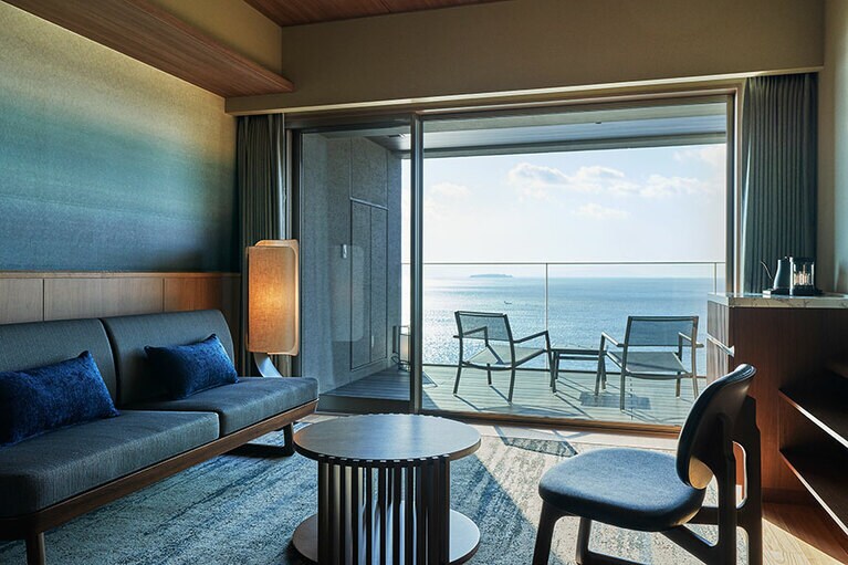 最上級の旅館リゾート「熱海・伊豆山 佳ら久」では大切な人と落ち着いたひとときを過ごすことができる。