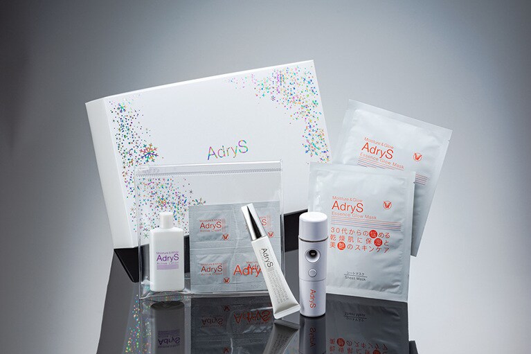 「AdryS ラディアントコフレ」 7,000円(限定発売)。セット内容：アドライズ アクティブアイクリーム【医薬部外品】 15g(現品)、アドライズ エッセンスグローマスク 2枚、アドライズ トライアルセット、アドライズ オリジナルフェイスミスト。