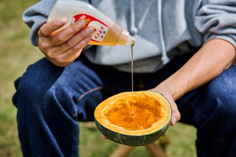 カボチャにたっぷりとはちみつをかけて、焚き火で焼くだけ。