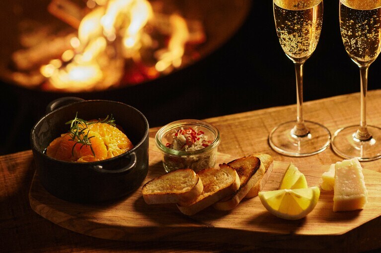 みかんとしらすを組み合わせたフルーツアヒージョが新登場。山の宝石と海の宝物の出合いから、思いもよらないケミストリーが生まれた。