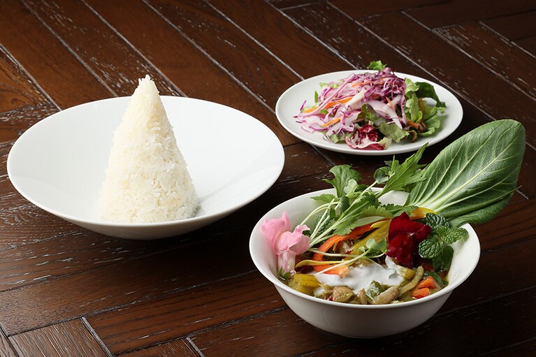 “映え”な三角錐の形のライスは、「バーンタイ」芦屋店の盛りつけを再現。「ゲーン キャオワーン」1,265円。