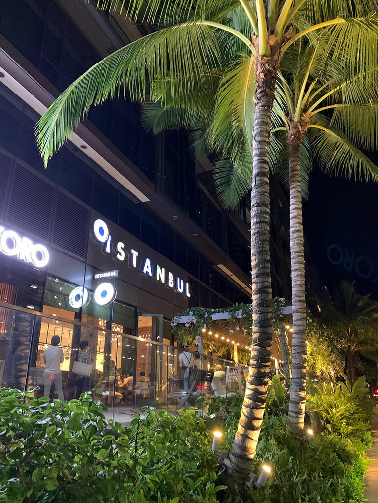 花棚の下のテラス席は雰囲気抜群。おしゃべりが弾みます。