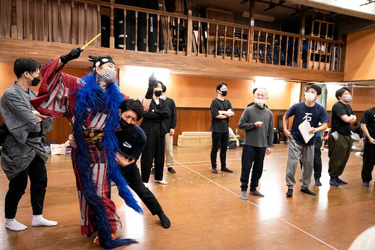 青澤あやめ＝下村青さん(左から2番目)の熱唱シーン。