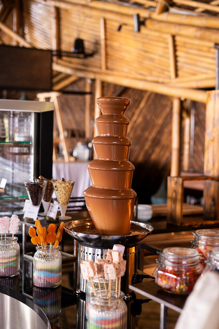 チョコレートアワーはアート作品のようなチョコレートや、チョコレートファウンテン、回転するアイスクリームの冷蔵庫（!?）などが並びます。