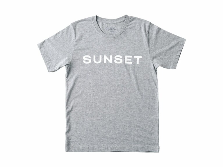 めずらしいSUNSETの文字。現地ではカラフルなボトムスと合わせて。＠グアバ・ショップ