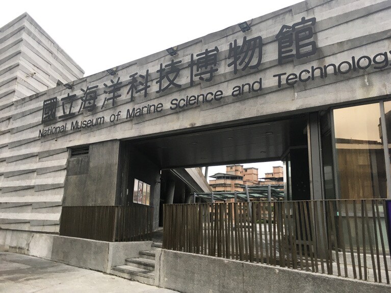 入り口。かなり広いのでゆっくり時間をかけて見学しよう。入場料金は200元。IMAX 3D映像を楽しめるIMAX 海洋 3Dシアターは120元 (子ども料金など別途割引料金などもあり)。