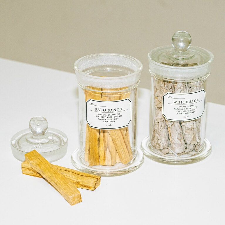 右から：oudo Palo Santo Stick in Specimen Bottle 10本入り 3,520円、同 White Sage Bandle in Specimen Bottle 8本入り 4,950円／CASICA