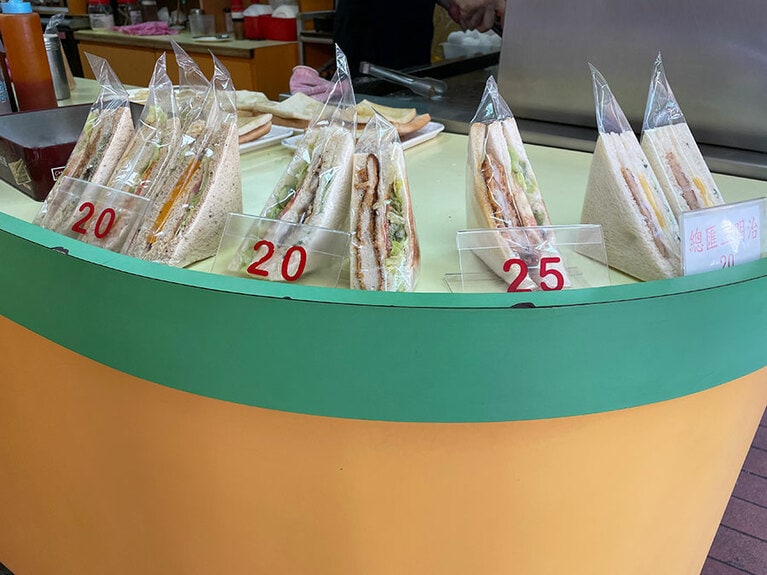 すでに出来上がった状態のサンドイッチも販売。もちろん当日作ったものなので鮮度はご心配なく。種類が豊富で、毎日食べても飽きないほどです。