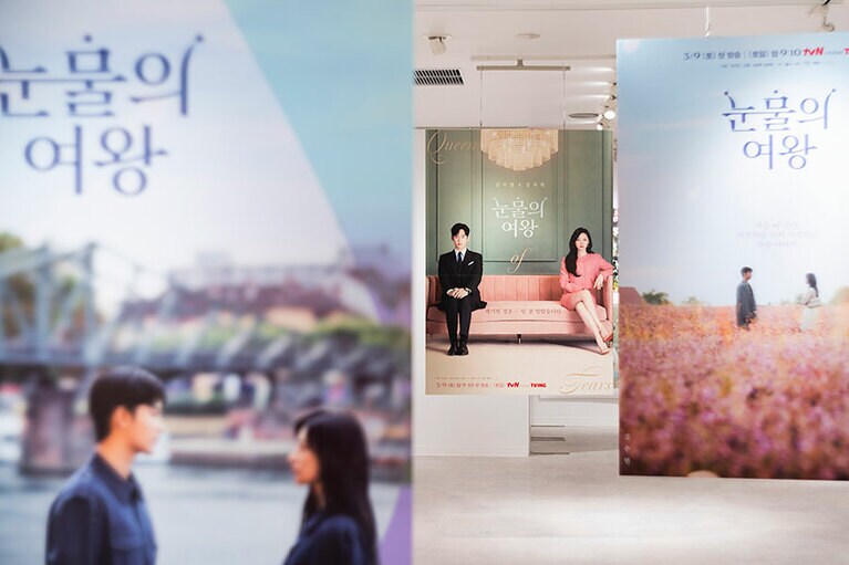 特大ポスターが並ぶ。