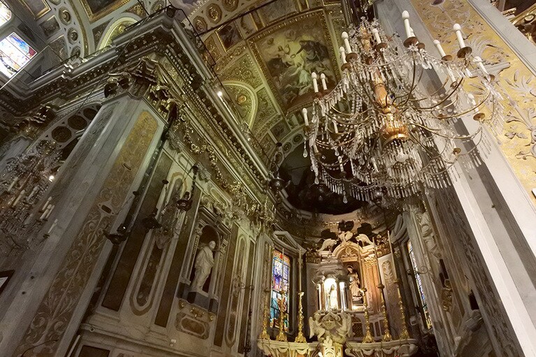 メイン広場の大聖堂。シャンデリアや金色の装飾が荘厳な雰囲気を醸し出しています。