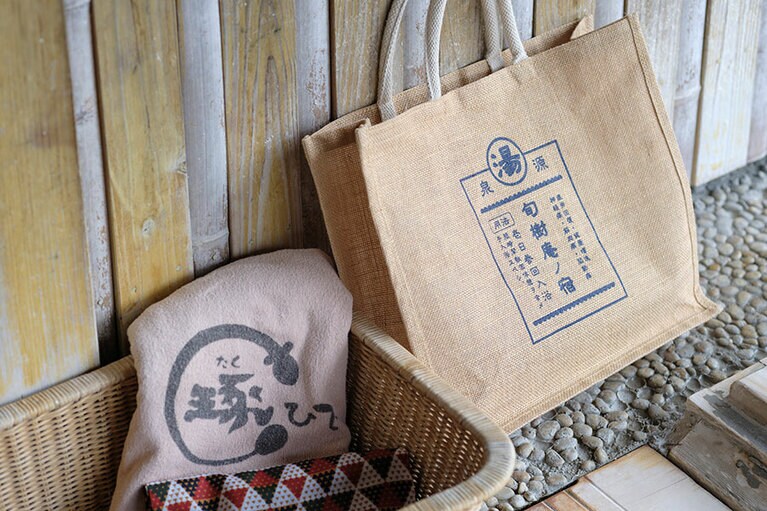 湯かごとして利用できる大きめの麻のバッグも1人分ずつ用意され、館内の湯めぐりや食事に行くときに活躍します。
