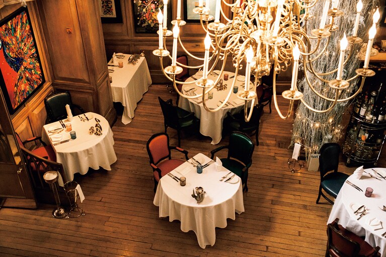 会員のみが利用できる優雅なメインダイニング。